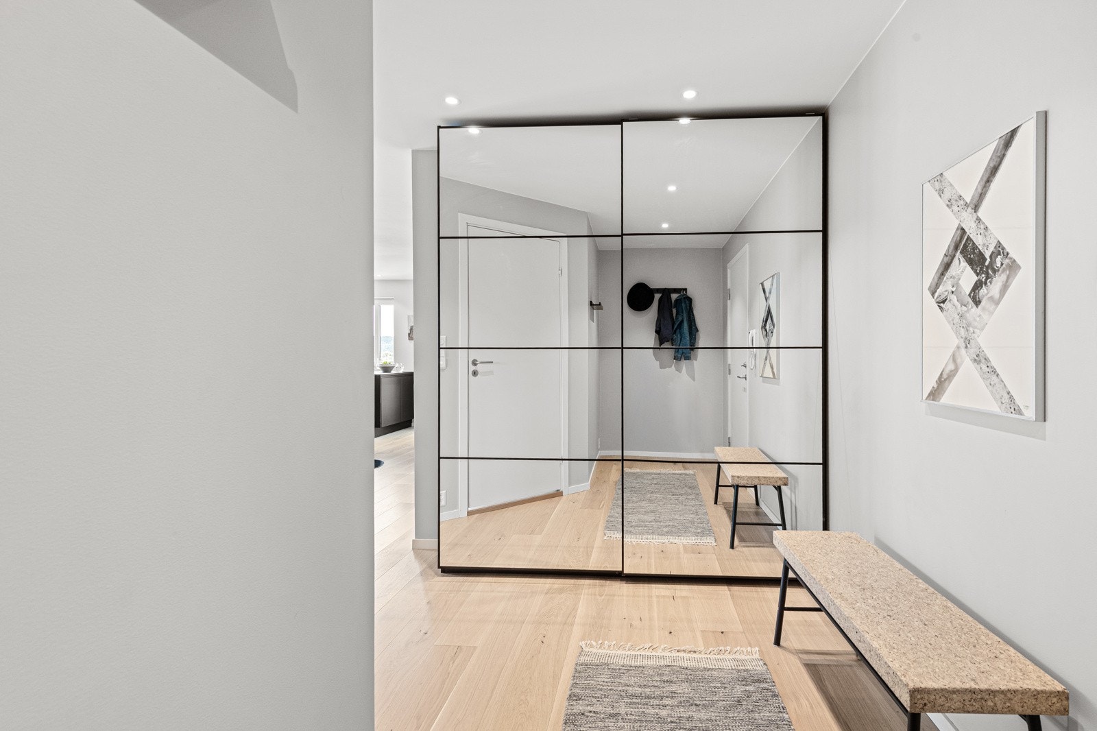 Skyvedørsgarderobe i enden av entreen. Galleribilde