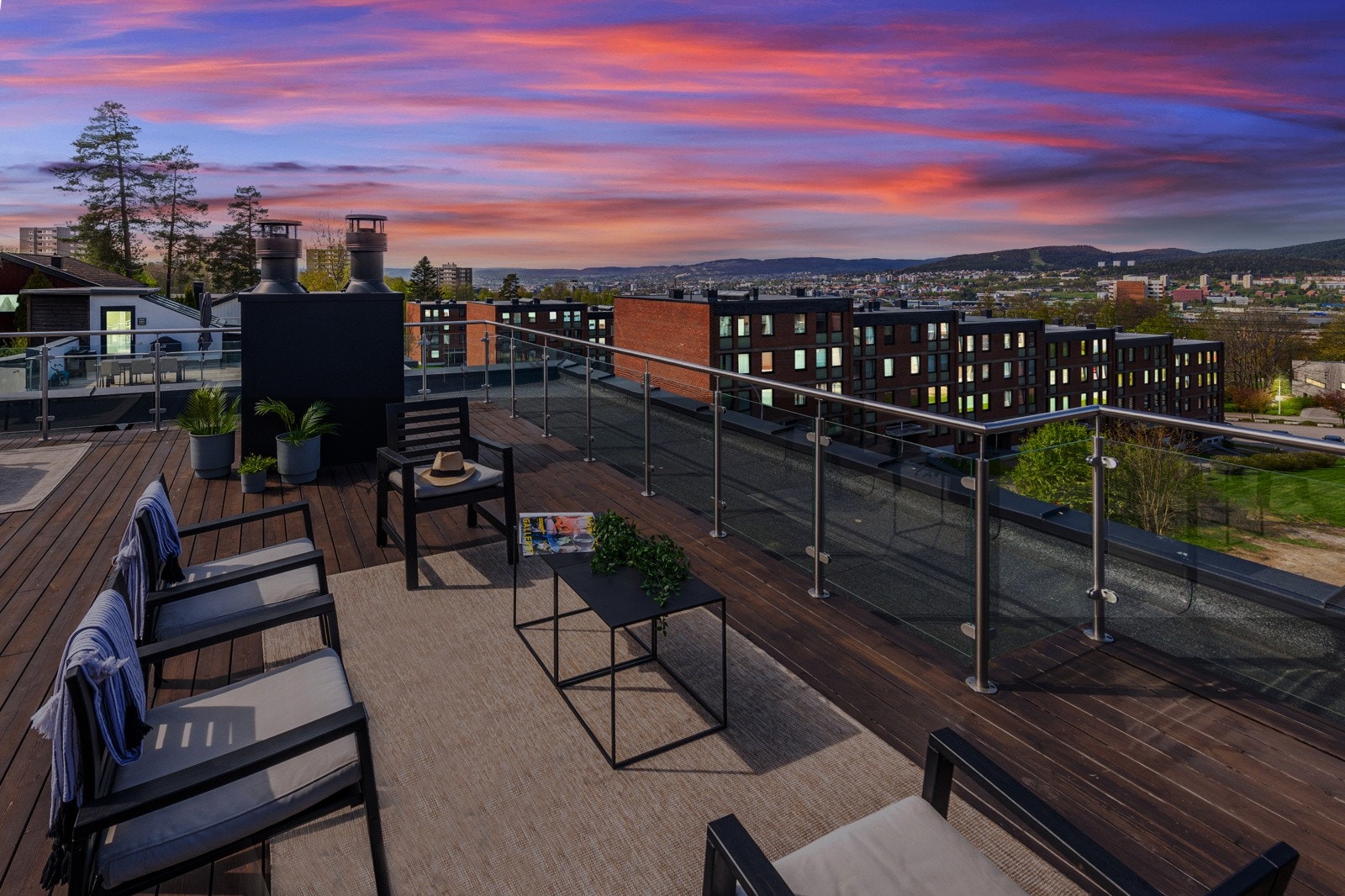 To sider av terrassen er rammet inn med glassrekkverk, som gir uforstyrret panoramautsikt. Galleribilde
