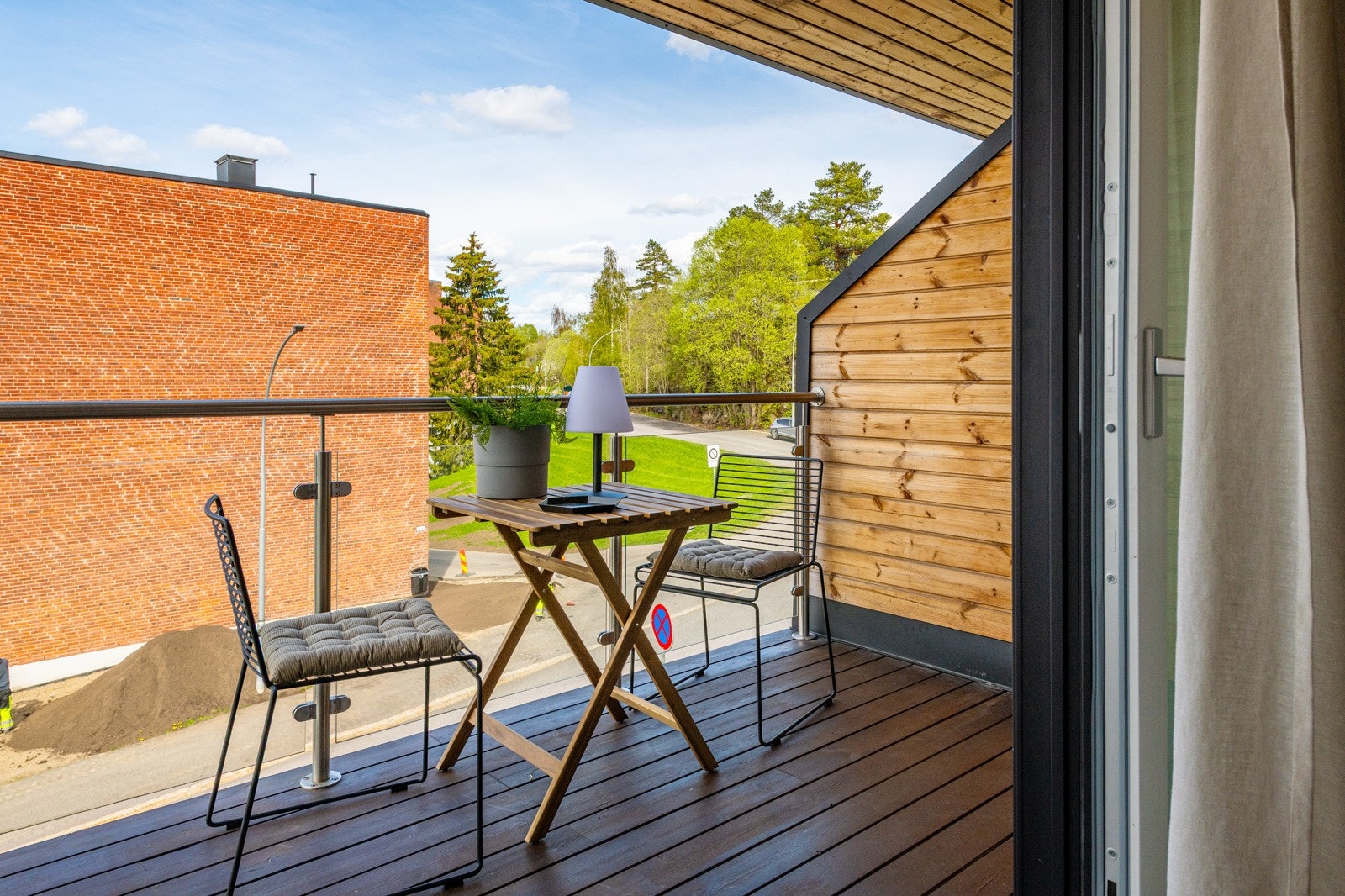5 kvm uteplass med skjermende levegger, tak og glassrekkverk. Galleribilde