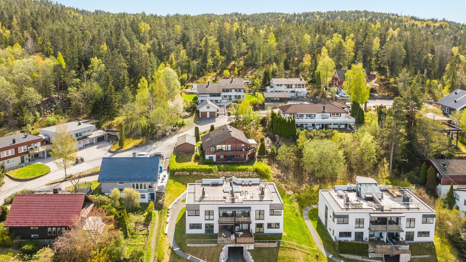Fra leiligheten er det kort gangavstand til marka med et bredt lysløypenett, tur- og sykkelstier. Lutvann ligger bare noen minutter unna. Galleribilde