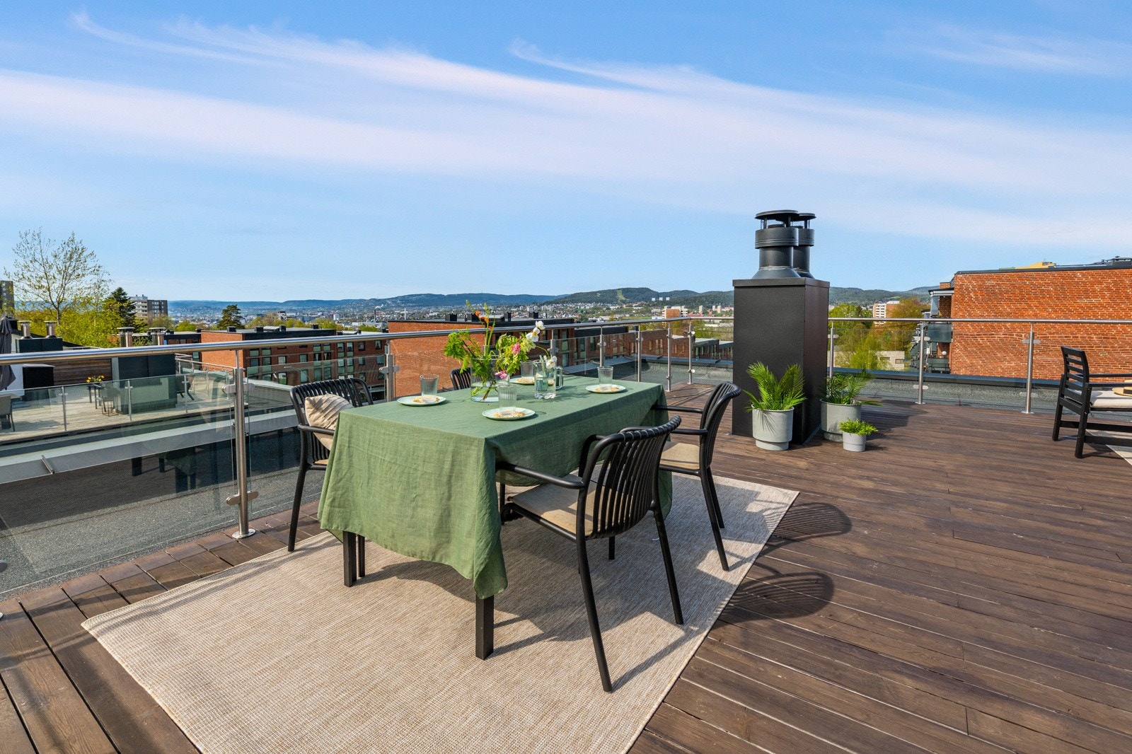 60 herlige kvadratmeter med sol og utsikt. Galleribilde