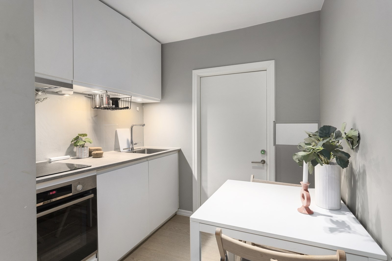 Stilrent kjøkken fra 2019 av typen blum. Integrert i innredningen er stekeovn, platetopp og kjøleskap. Galleribilde