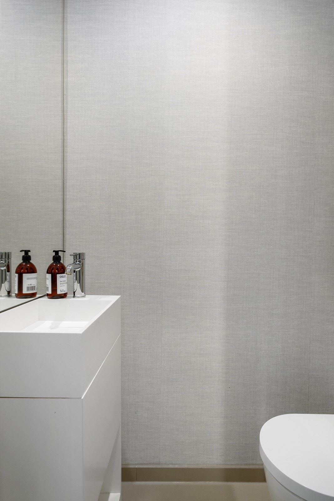 I tillegg til badet har boligen et eget toalettrom. Perfekt for gjester. Galleribilde