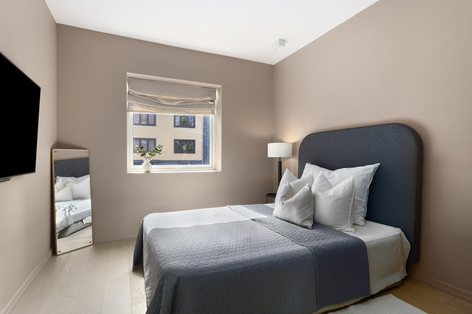 Boligens andre soverom er også av god størrelse med god plass til dobbeltseng og tilhørende soveromsmøblement. Galleribilde