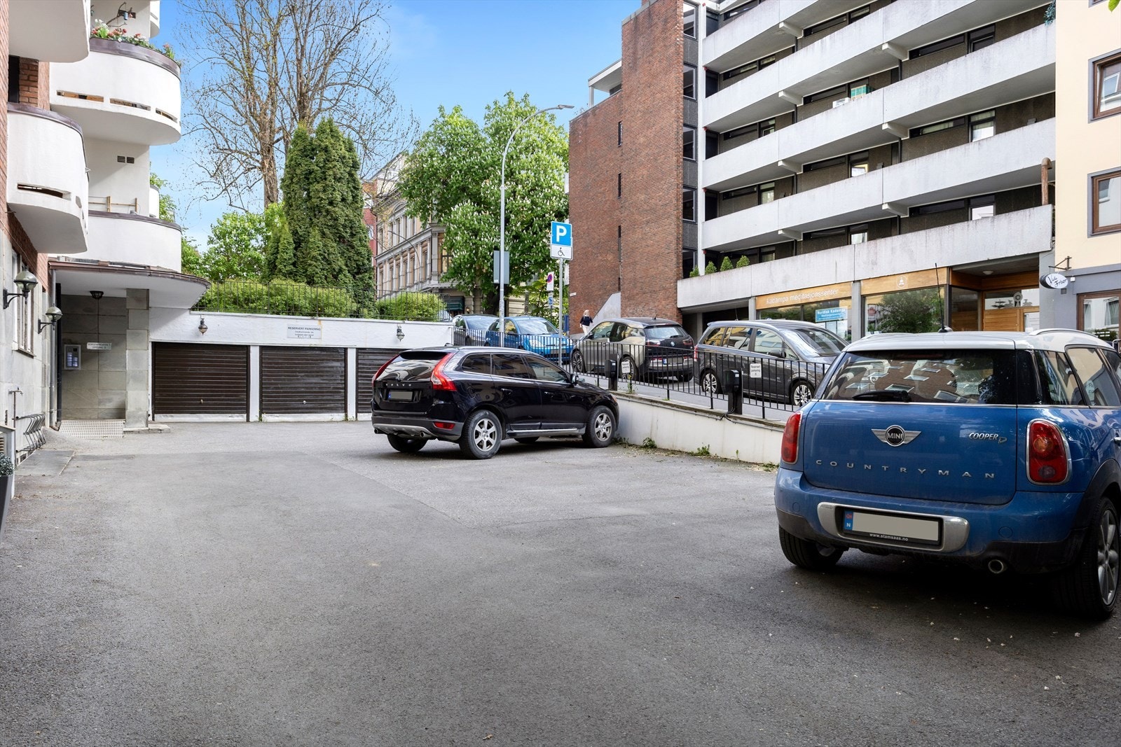 Parkeringsplass kan leies etter ansenitet og kostnader for dette kommer eventuelt i tillegg til felleskostnadene. Galleribilde