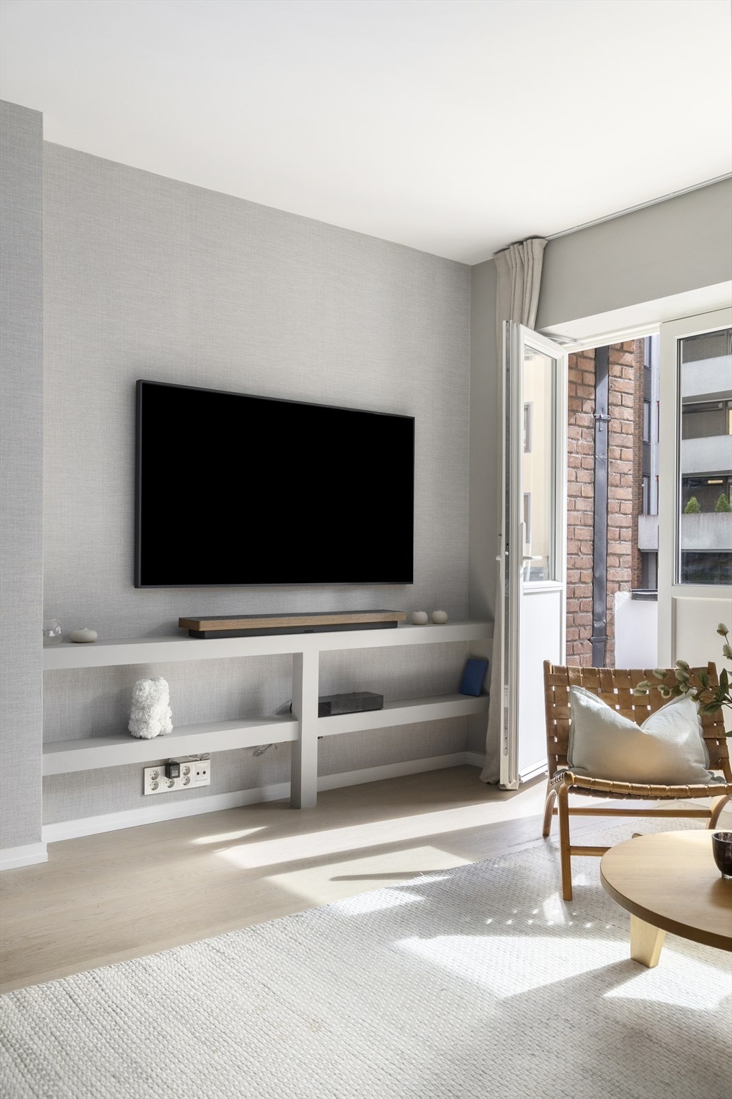 Lys og luftig stue med stilrent 1-stavs parkettgulv som gir rommet en eksklusiv og moderne følelse. Galleribilde