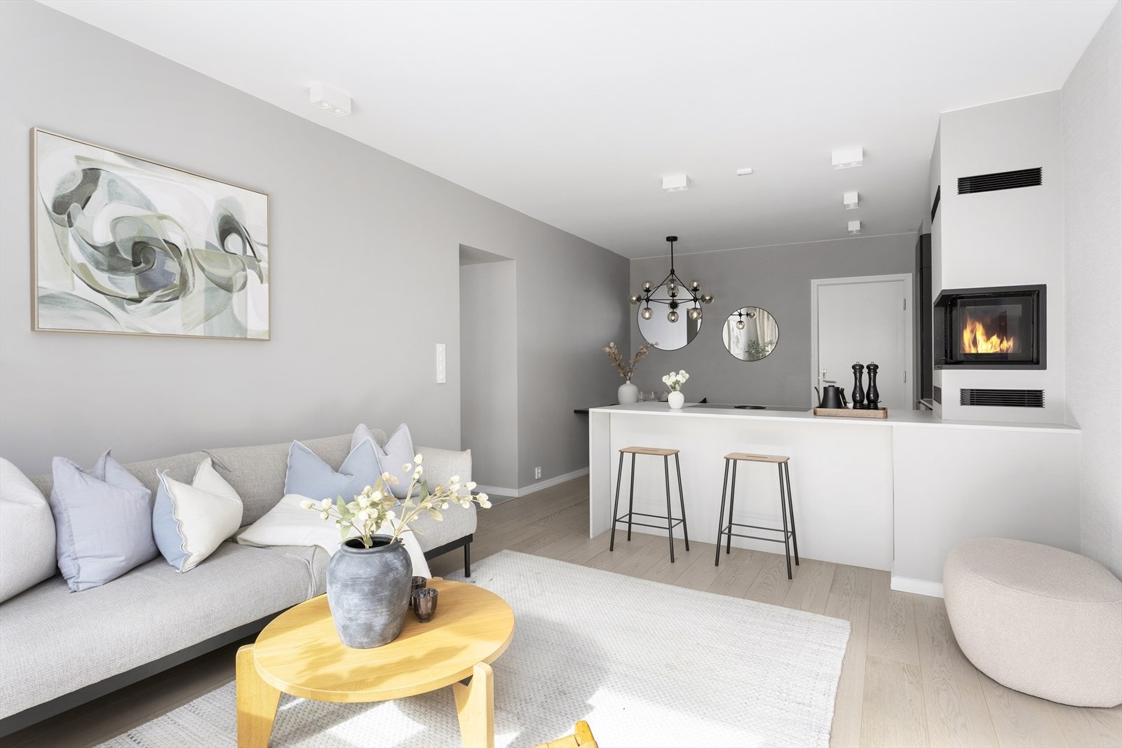 En lys og lekker 5-roms hjørneleilighet pusset opp i 2019 med høy standard og egen hybel. Galleribilde