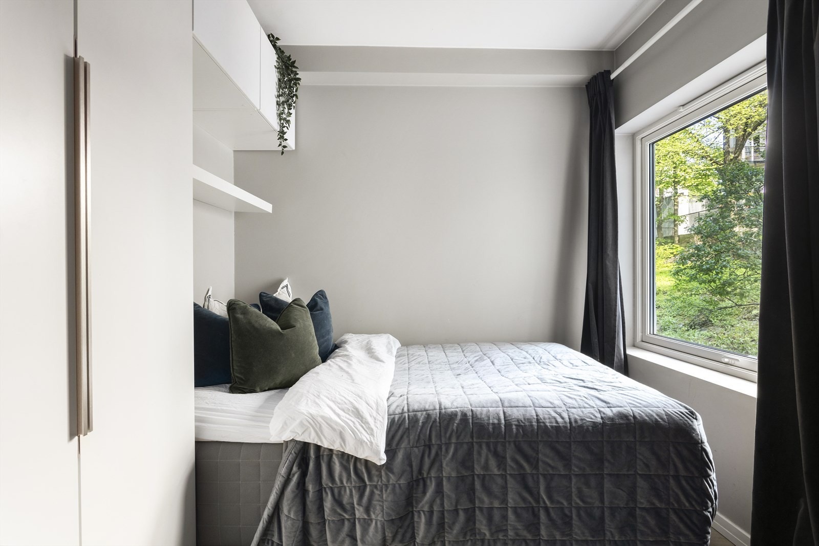 Soverom av god størrelse, med smarte garderobeløsning. Galleribilde