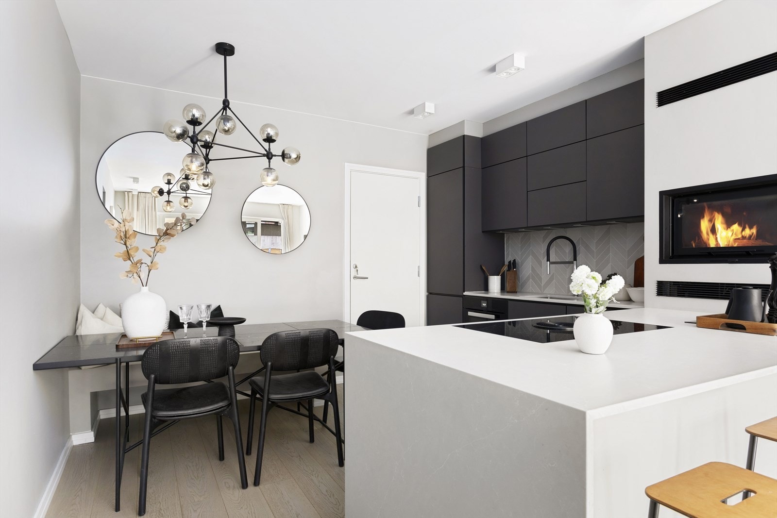 Åpen stue/kjøkken løsning med en sømløs overgang. Galleribilde