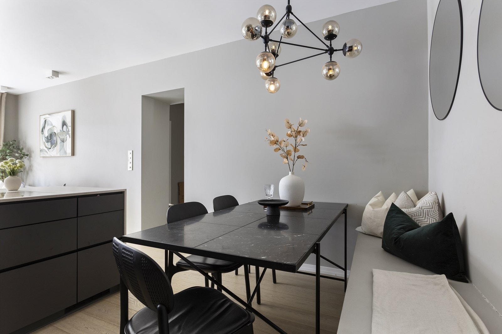 Integrert i innredningen er stekeovn, platetopp og kjøleskap. fra Miele. Galleribilde