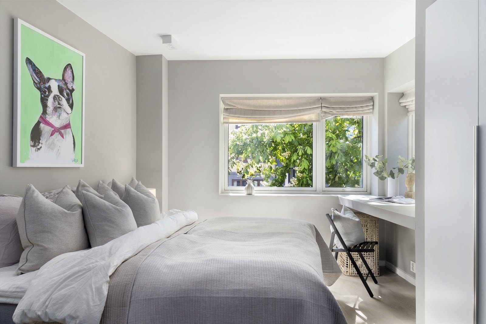 Hovedsoverommet har 1-stavs eikeparkett på gulvet og store vindusflater. Galleribilde