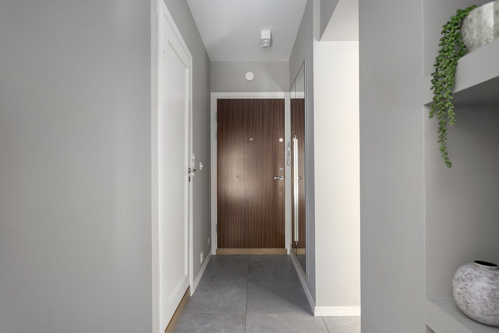 Velkommen inn! Her blir du møtt av en romslig entre med innebygd garderobeskap med speilfronter. Galleribilde