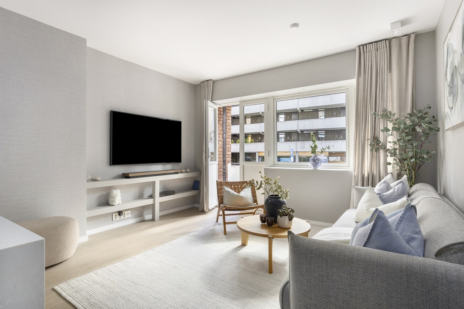 Stuen er av god størrelse og har en luftig atmosfære. Galleribilde