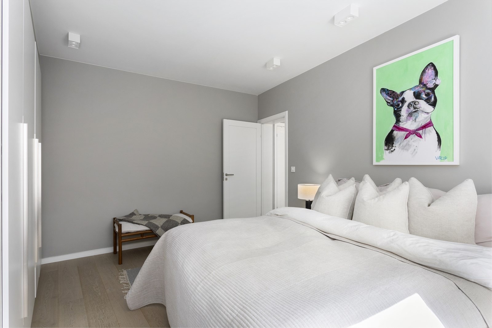 Hovedsoverommet har et romslig, innebygs garderobeskap som sikrer god oppbevaring. Galleribilde