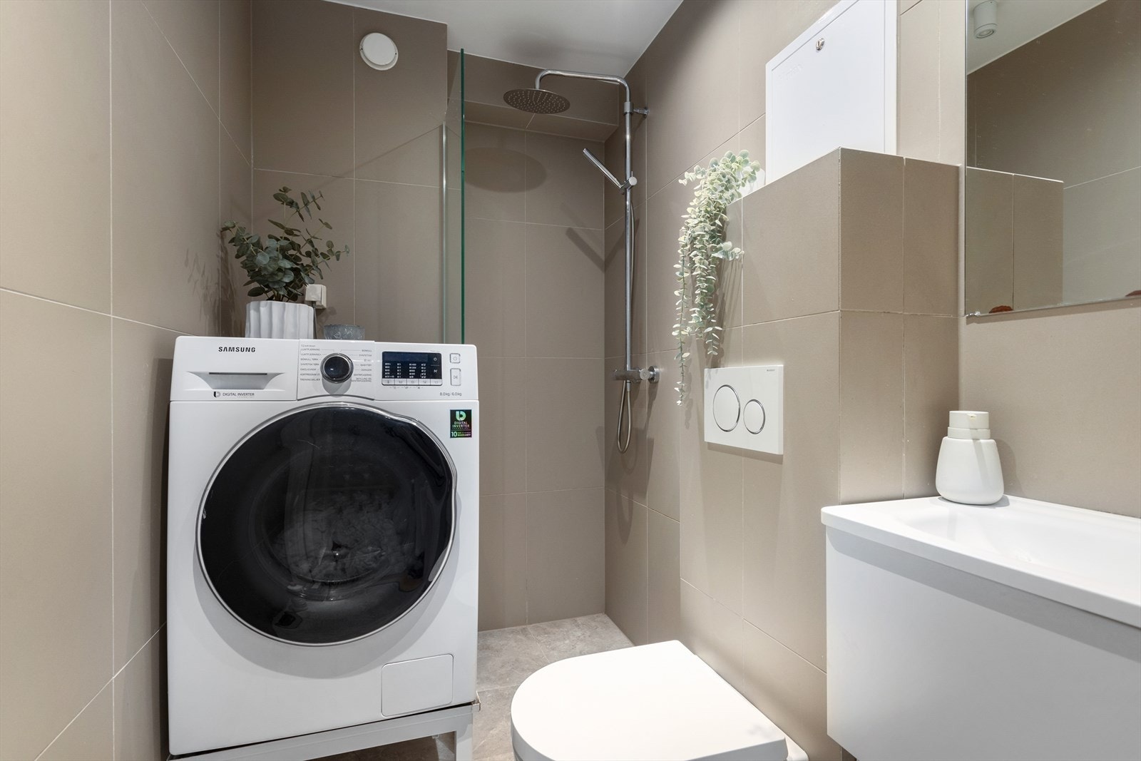 Lekkert bad med moderne fliser i 60x60-format på både gulv og vegger - et tidløst uttrykk med god romfølelse. Galleribilde