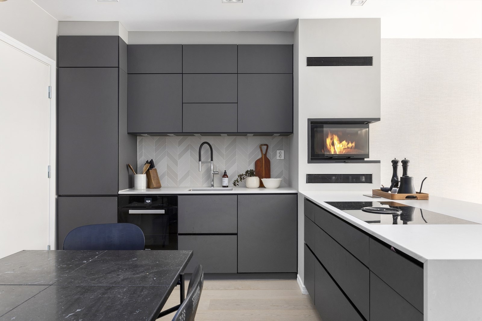 Blum-kjøkken fra 2019 med moderne løsninger og gjennomgående materialvalg som gir et helhetlig og tidløst uttrykk. Galleribilde