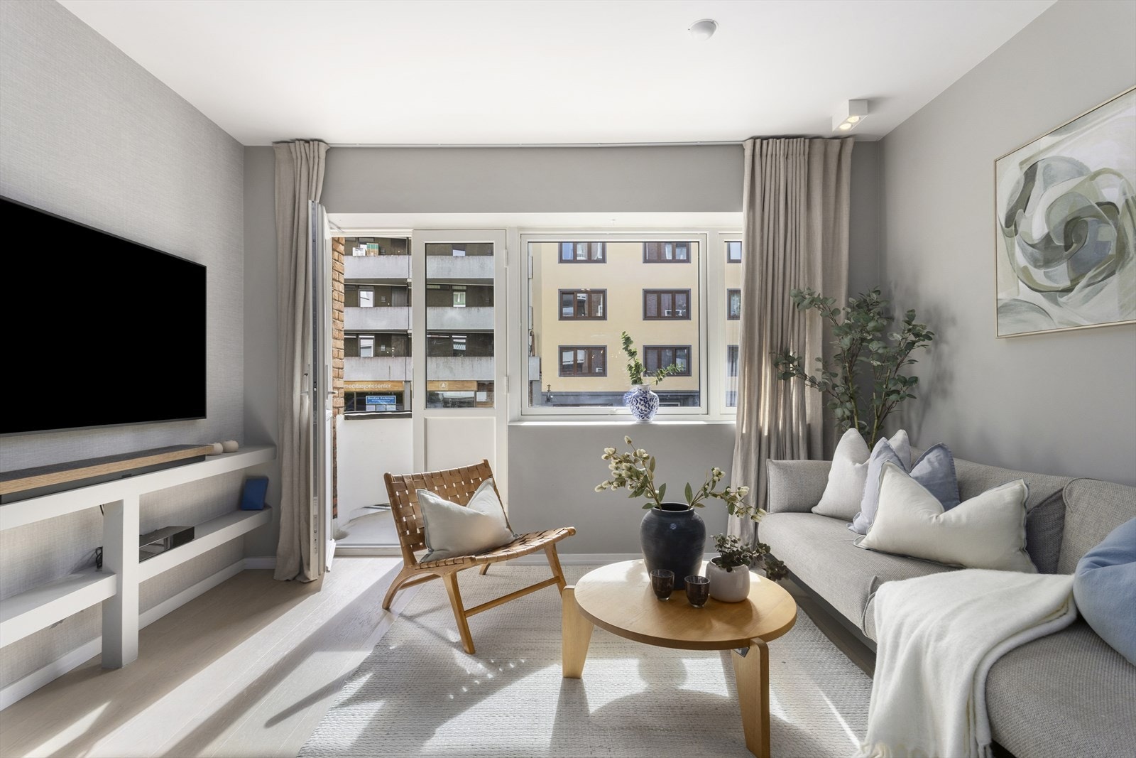 Leiligheten ligger i et urbant, meget sentralt og populært boligområde på Majorstuen i Oslo. Her har du umiddelbar nærhet til alt. Galleribilde