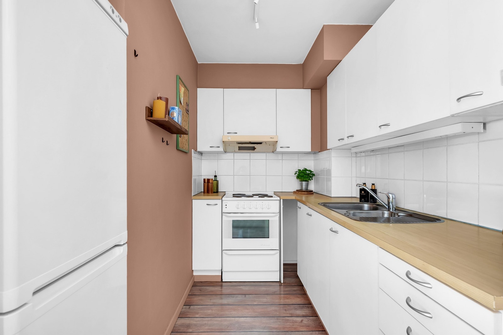 Noe eldre, men likevel velholdt og funksjonelt kjøkken med god skap- og benkeplass. Galleribilde