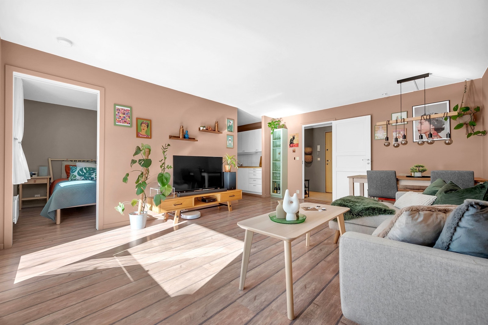 Stuen er av god størrelse og det er naturligvis plass til både en større sofagruppe, tv-møblement og spisebord. Galleribilde