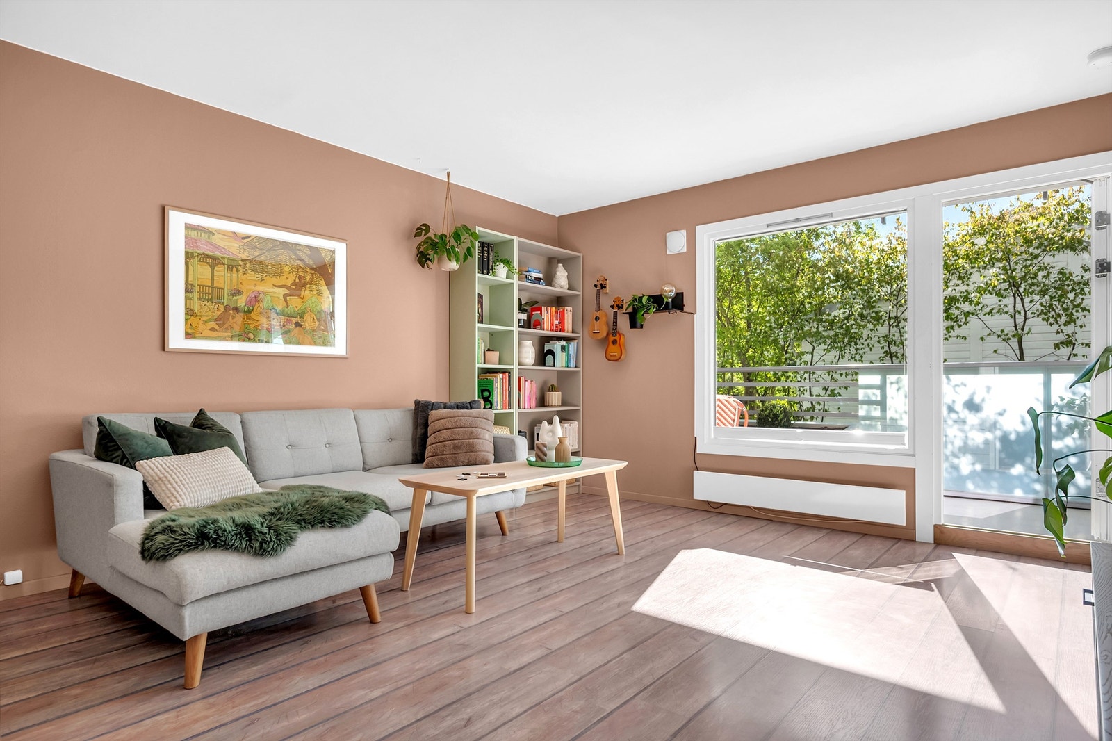 Boligen er malt i moderne farger. Gulv belagt med laminat. Galleribilde