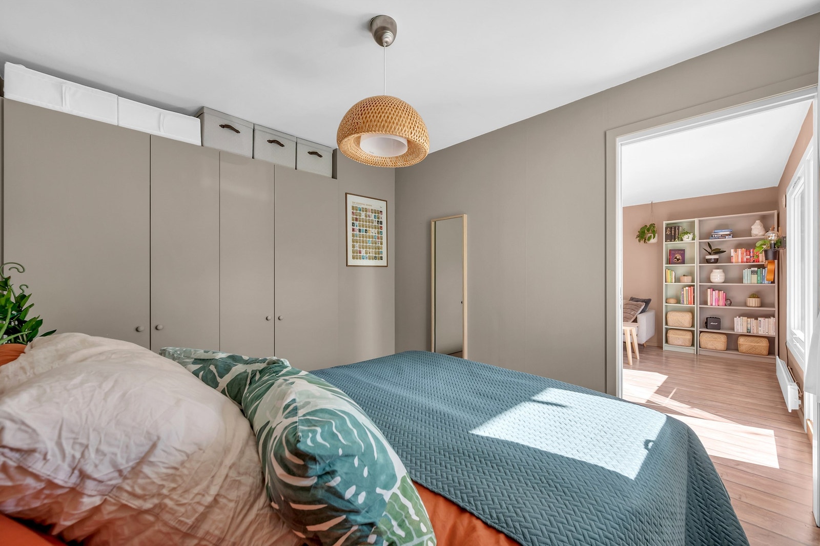 Romslig soverom med større garderobeløsning. Galleribilde