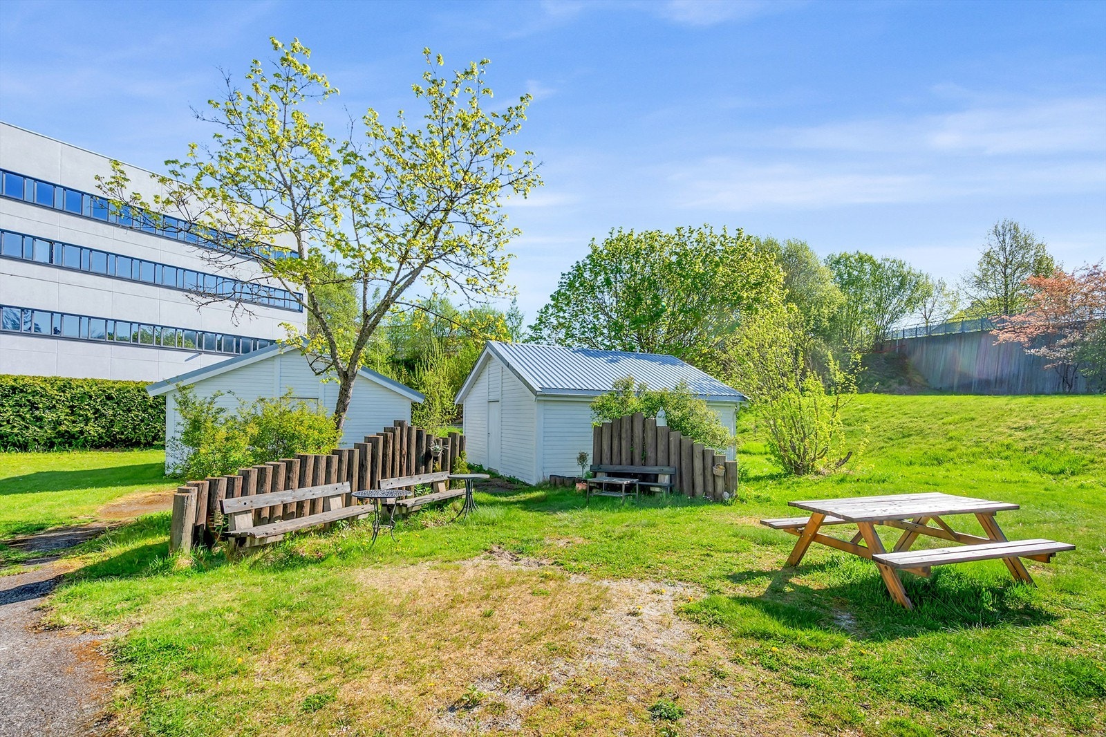 Her er det flere sittegrupper og større grøntområder. Galleribilde