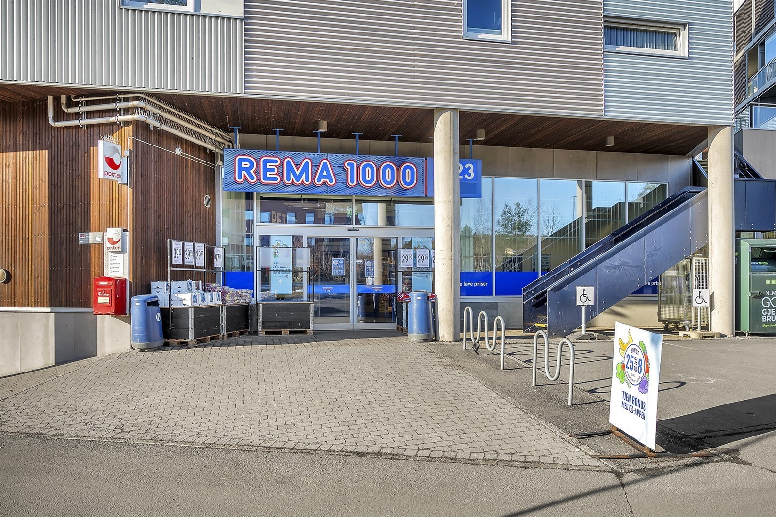Rema 1000 ligger ca. 5 minutter unna til fots. Galleribilde