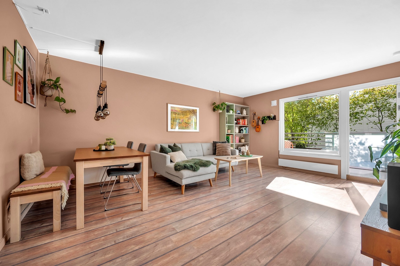 Store vindusflater sørger for gode lysforhold og en luftig atmosfære. Galleribilde