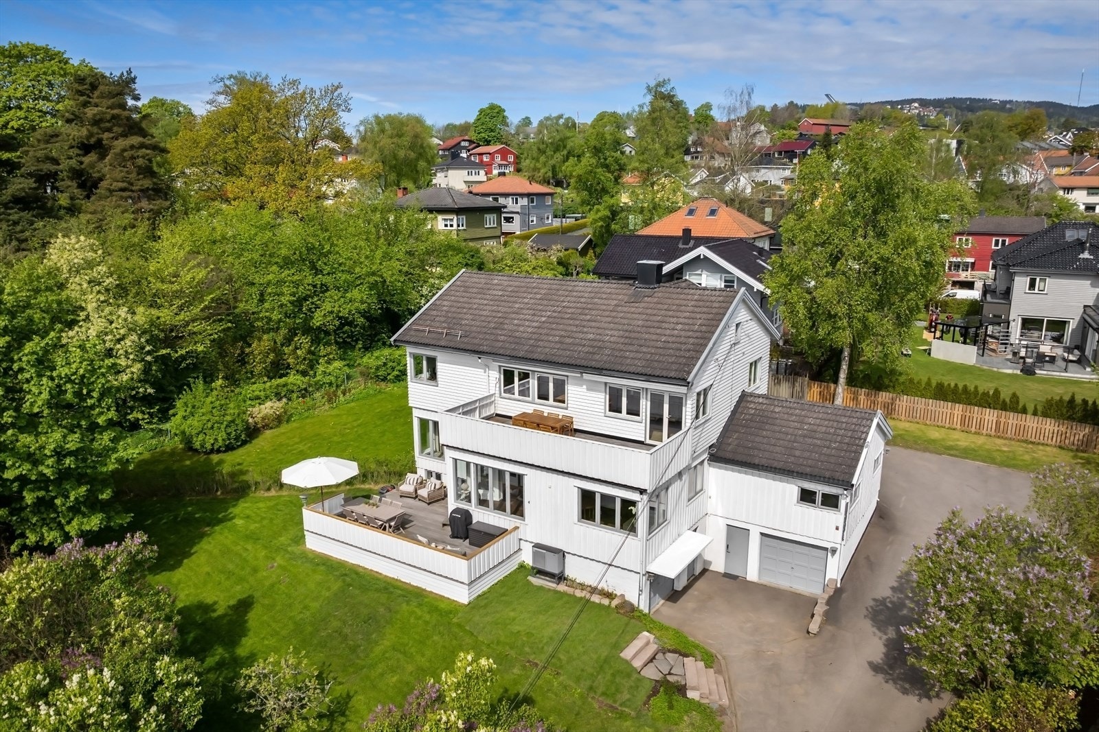 Boligen disponerer to parkeringsplasser på gårdsplass og egen garasje med direkte inngang til boligens underetasje. Galleribilde