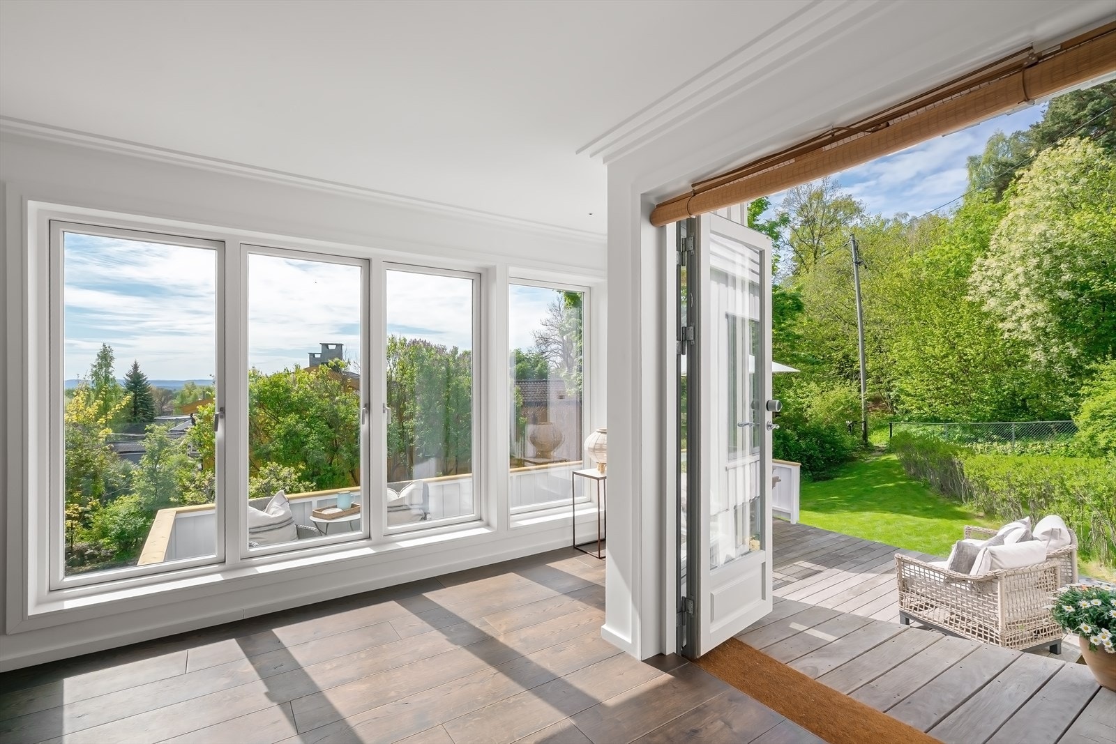 Store vindusflater gir rikelig med dagslys og god atmosfære. Svært fin løsning med direkte utgang til terrasse og hage. Galleribilde
