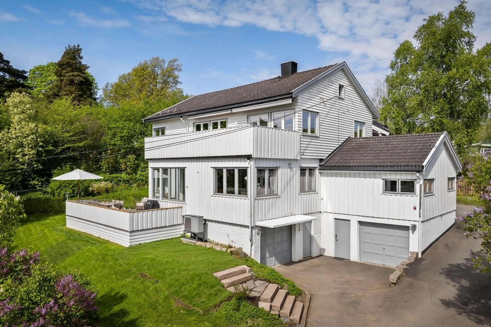 Flott hage, perfekt for lek og moro! Solrik terrasse med utgang fra stue. Galleribilde