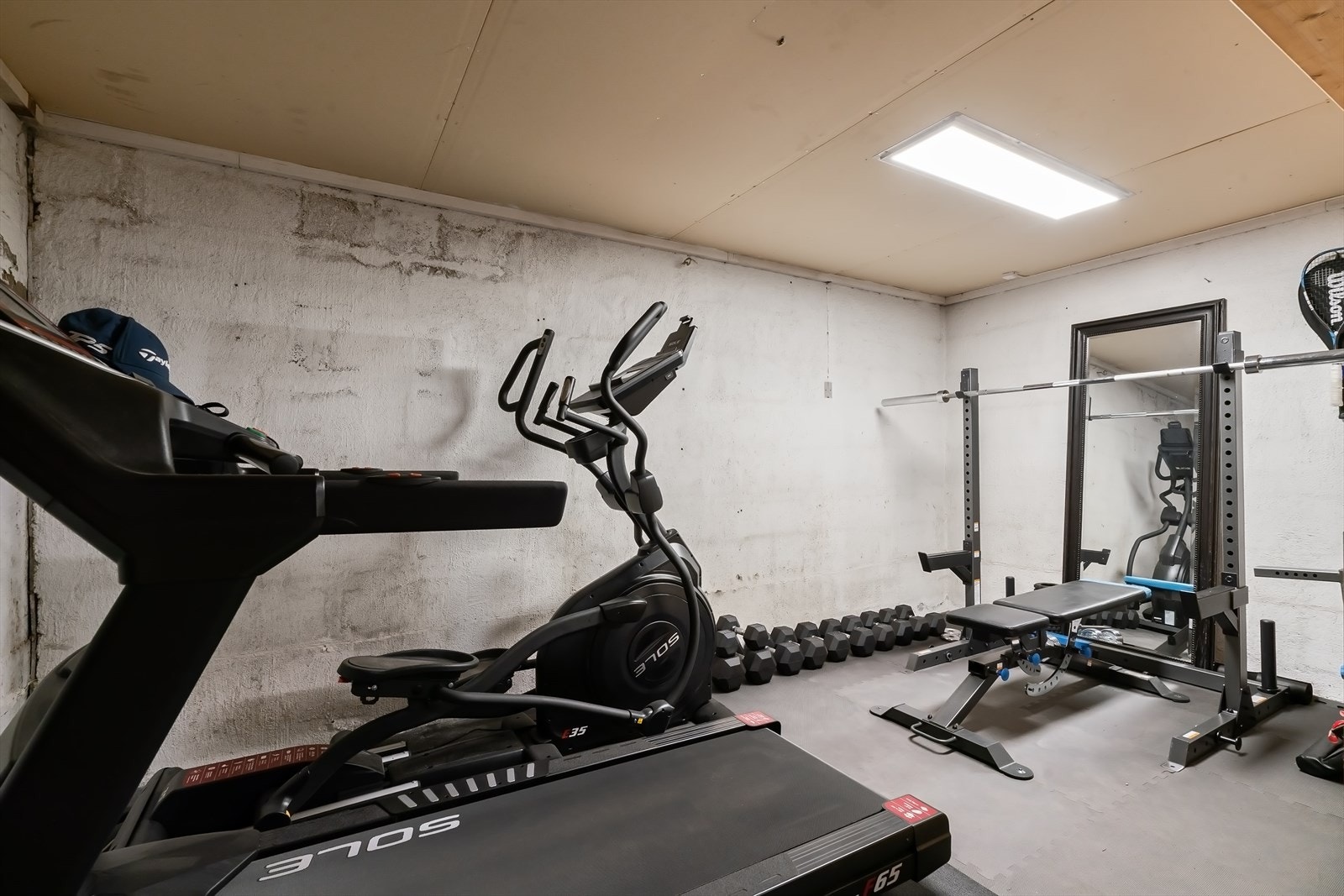 Garasje med Easee elbillader og egen 32A kurs. Brukes i dag som bod og treningsrom. Galleribilde