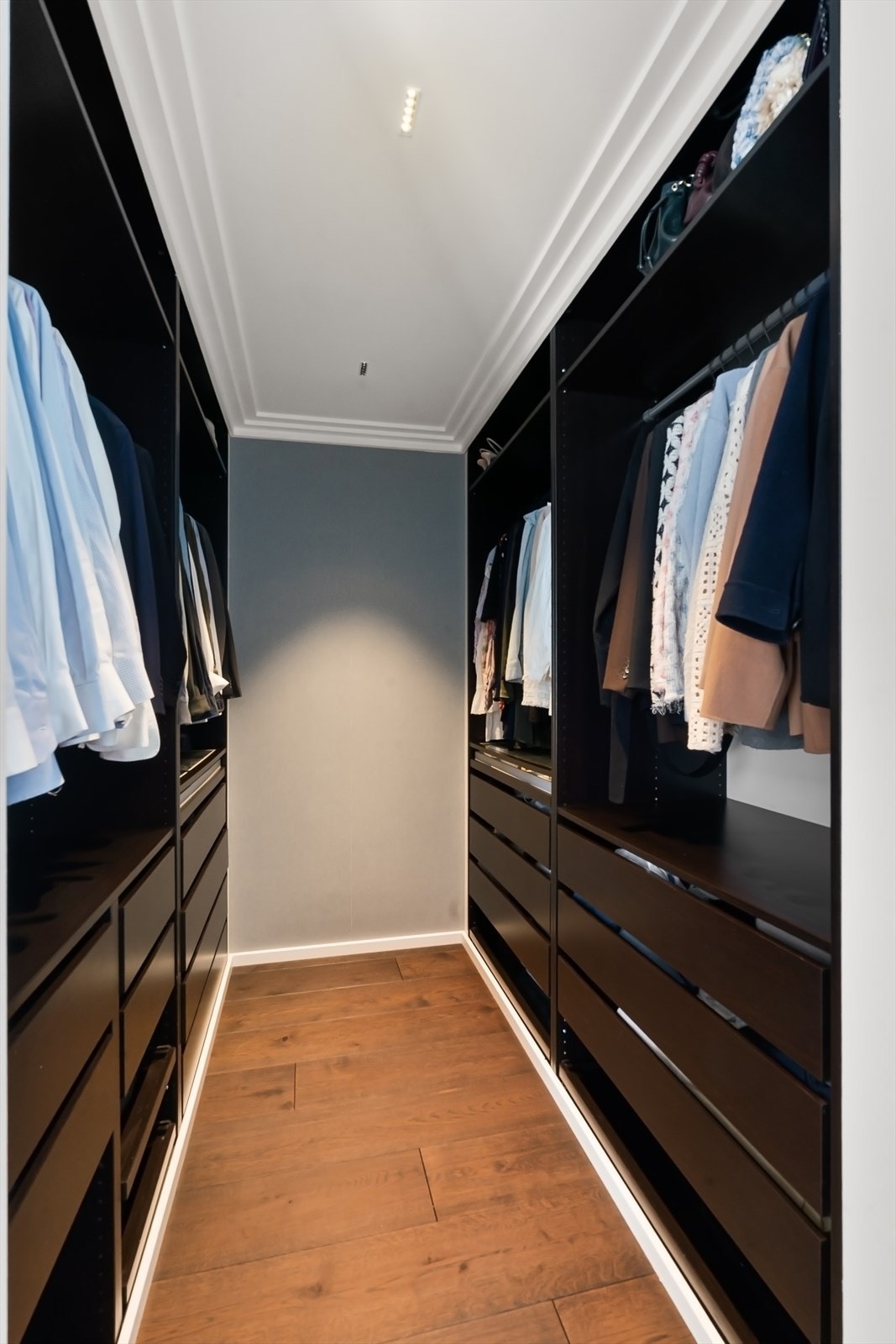 Walk-in garderobe i hovedsoverom. Galleribilde