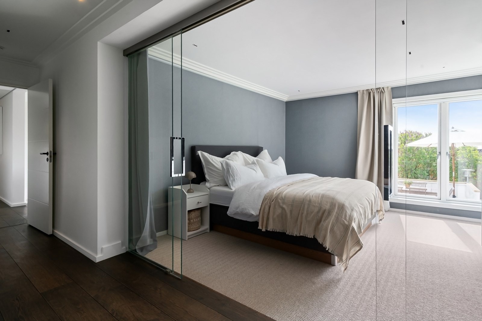 Hovedsoverom med bad en-suite og adskilt walk-in garderobe. Galleribilde