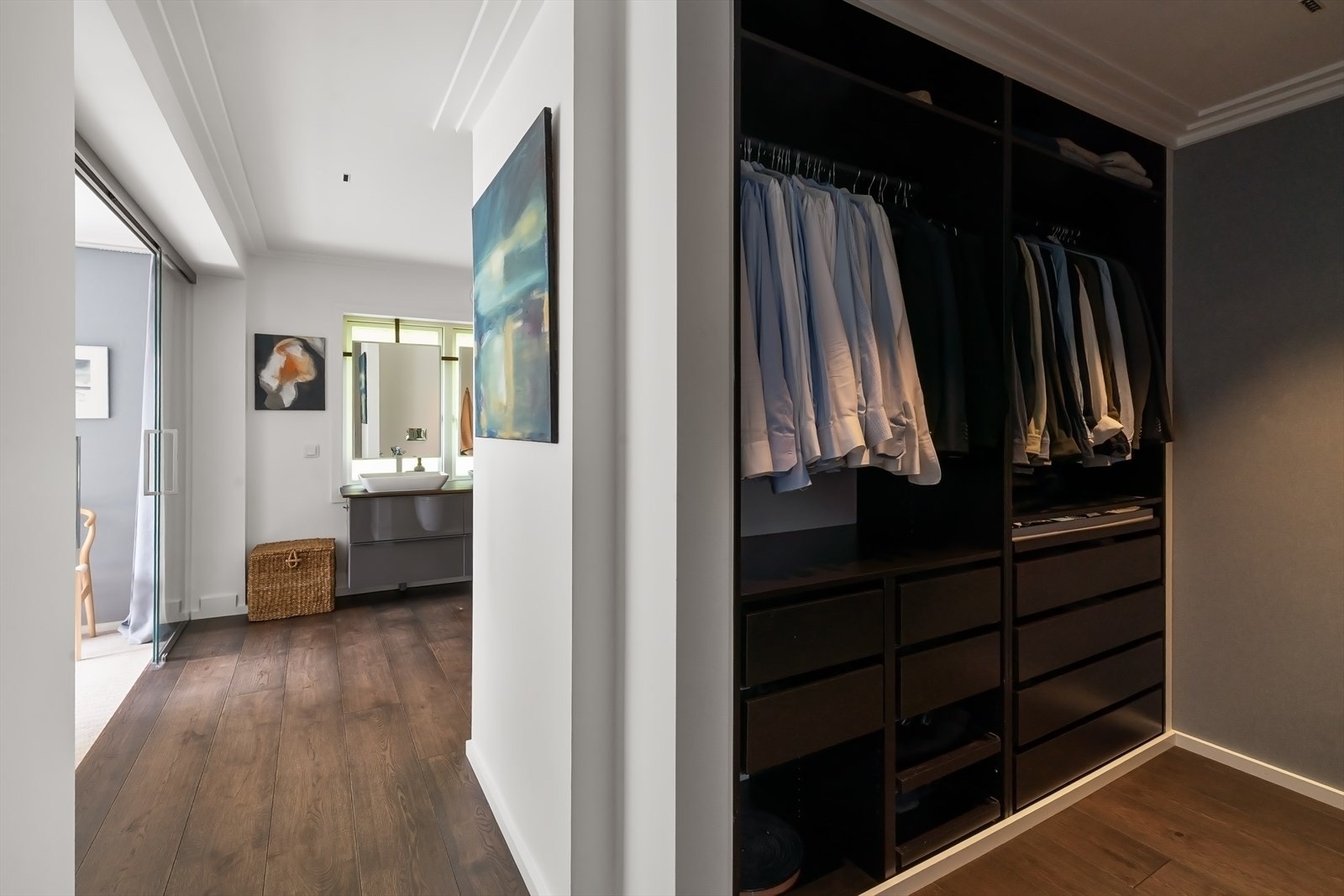 Praktisk adskilt walk-in garderobe. Galleribilde