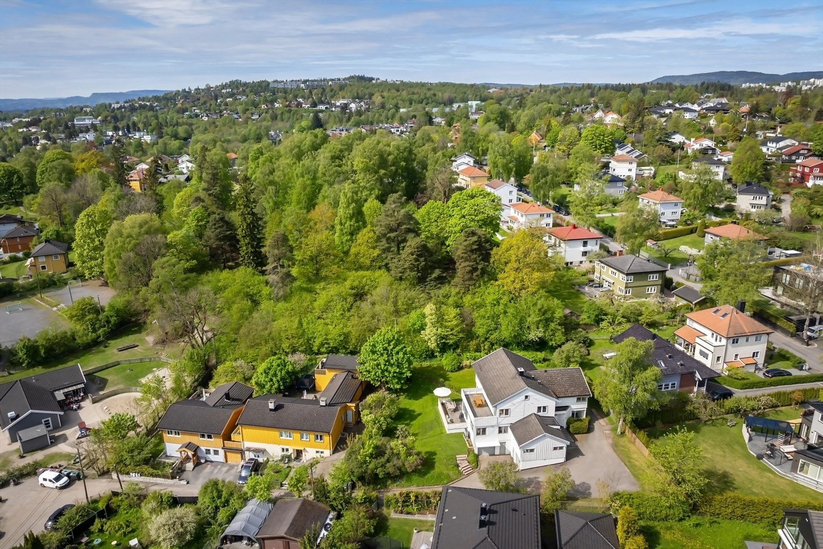 Smestadparken som nærmeste nabo - egen port fra tomten. Galleribilde