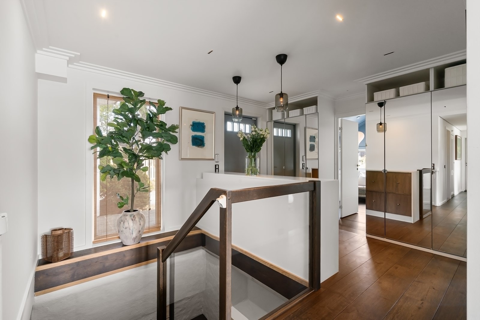 Flott, tett eiketrapp mellom 1. etasje og kjeller, med rekkverk i eik og glass. Galleribilde
