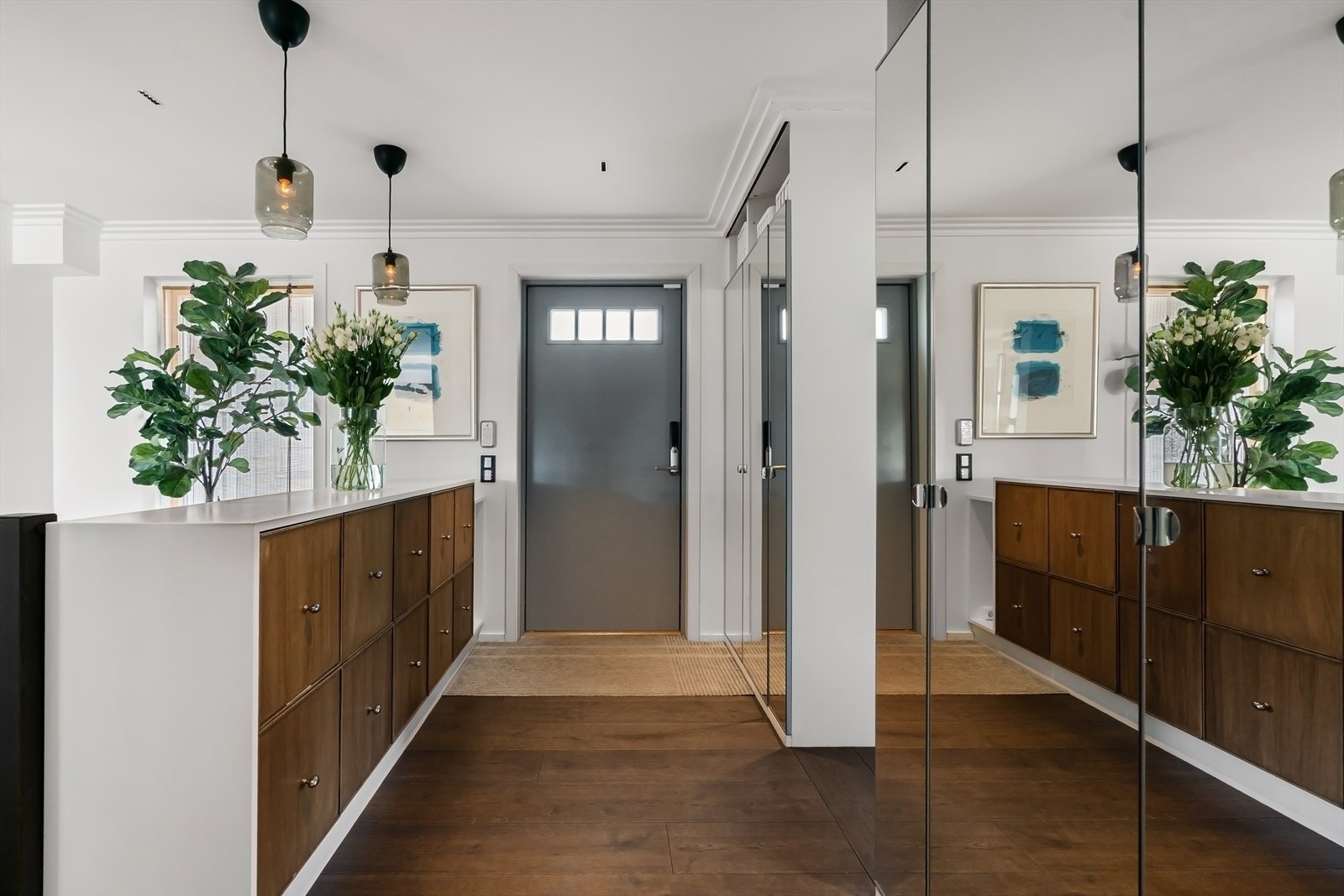 Lys og innbydende entré med speilgarderobe og praktisk konsoll. Galleribilde