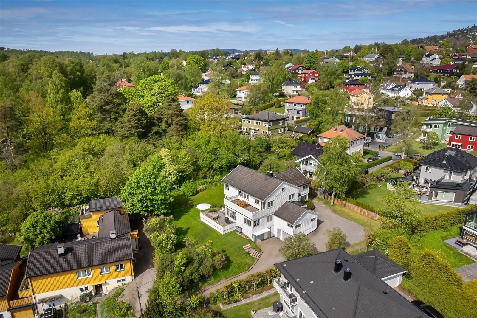 Boligen ligger fint til, innerst i blindvei, i grønne omgivelser, med Smestadparken som nærmeste nabo. Det er port fra denne eiendommen og rett inn i parken. Galleribilde