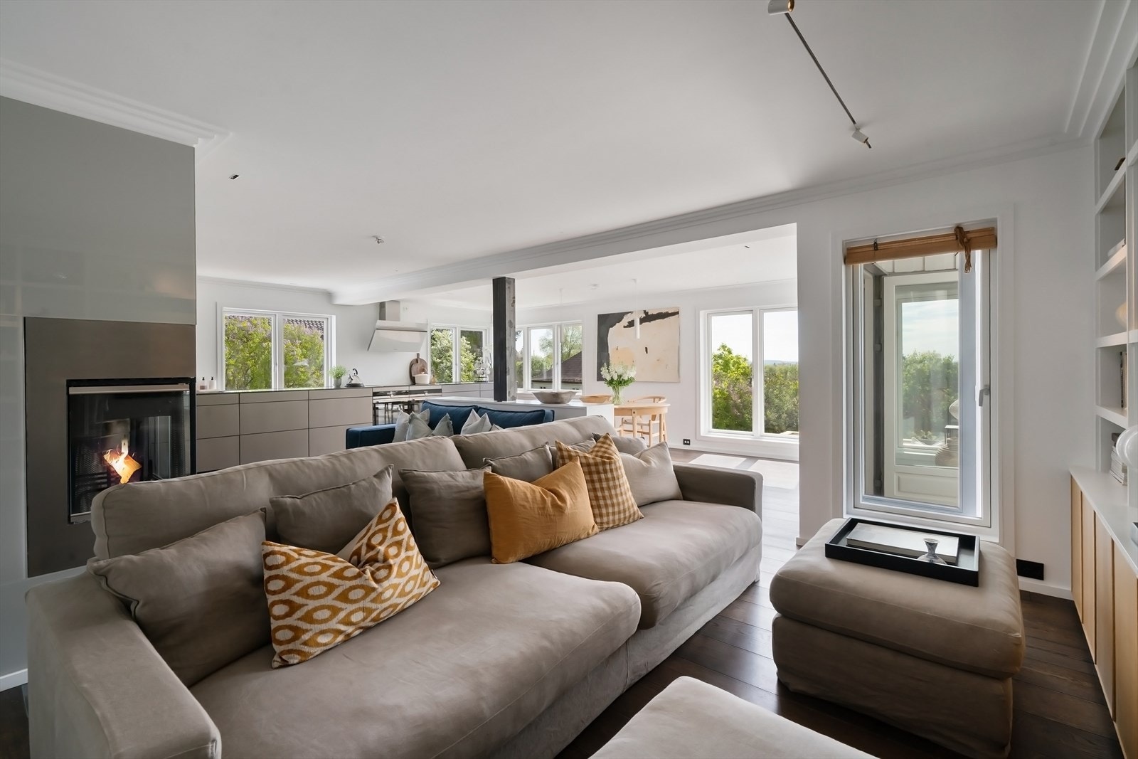 Romslig stue på over 50 m² med ulike soner - perfekt for hele familien. Galleribilde