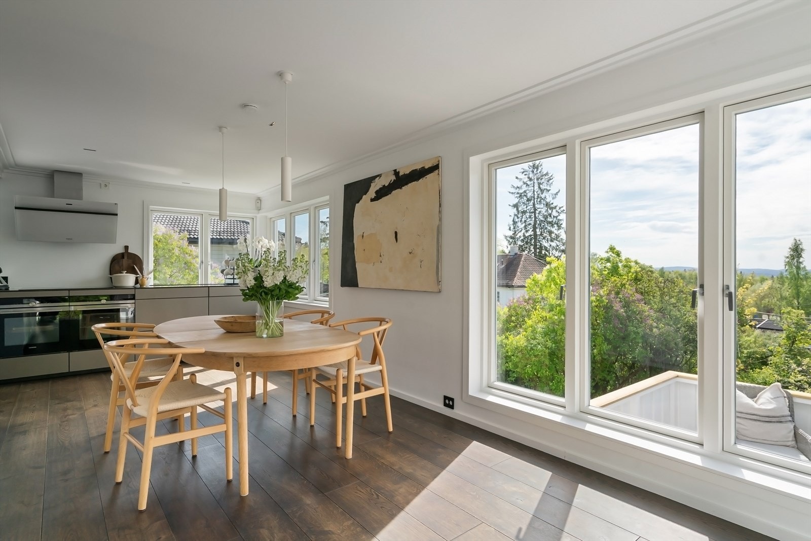 Luftig spisestue med vinduer på tre sider og god plass til langbord. Galleribilde
