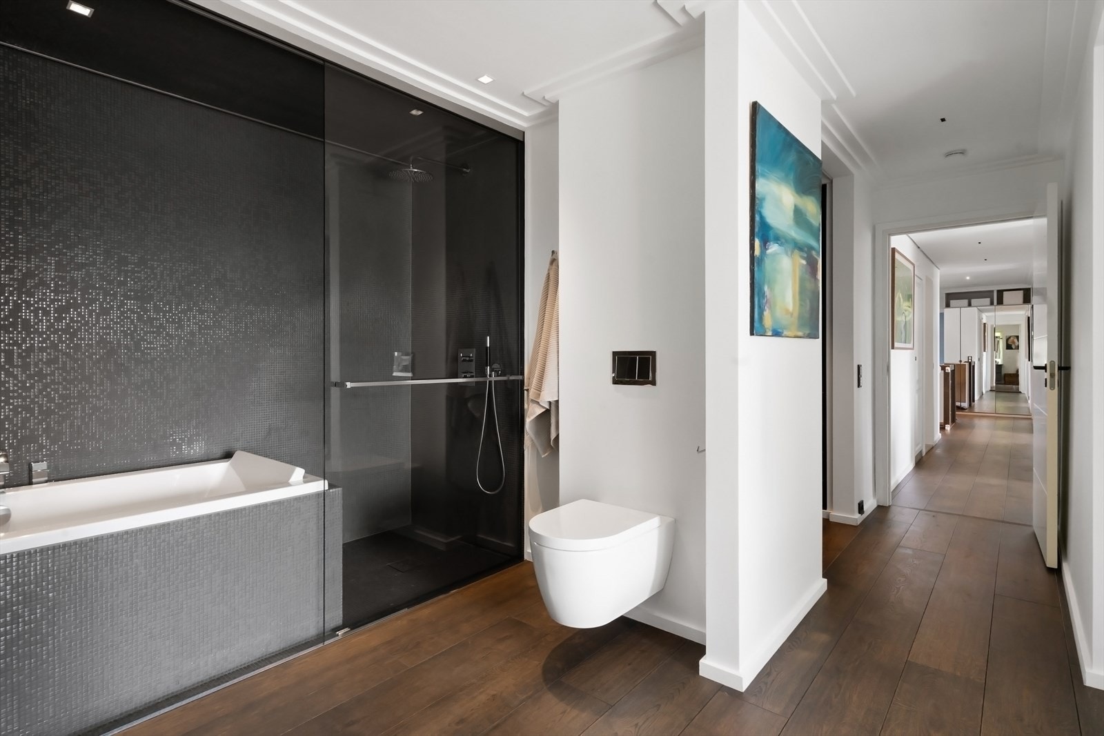 De lekre flisene og materialene, gir rommet en spa følelse. Galleribilde