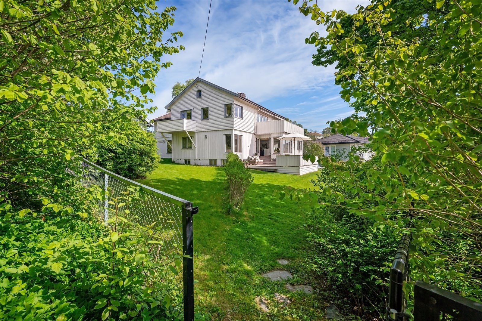 Solrik tomt med romslig hage og egen port til Smestadparken. Galleribilde