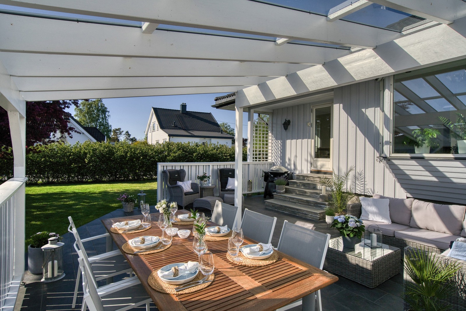 Her ligger alt til rette for lange, lune sommerkvelder med god mat og hyggelige selskaper Galleribilde