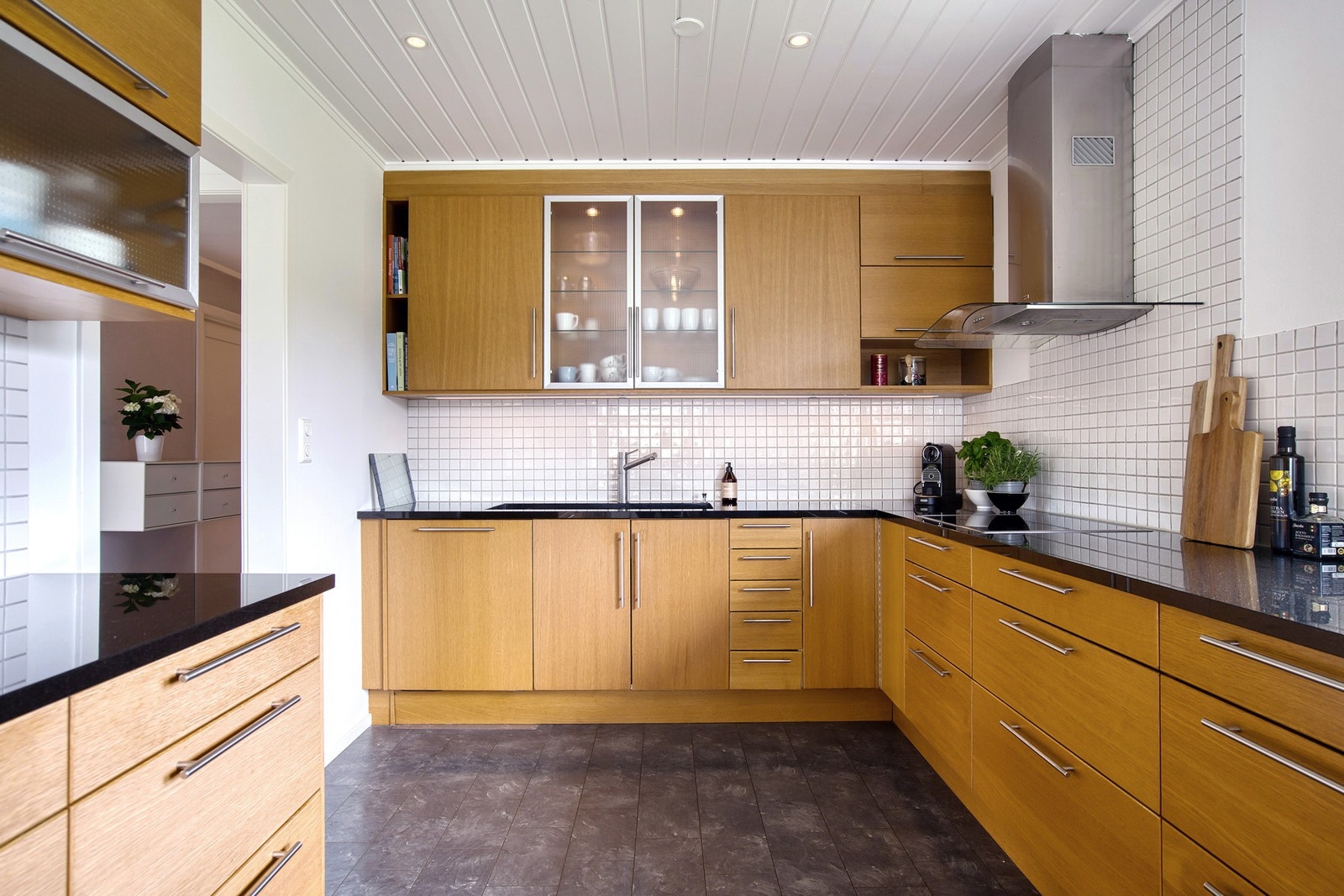 Glatte eikefronter med eksklusiv benkeplate av solid stein som gir det lille ekstra Galleribilde