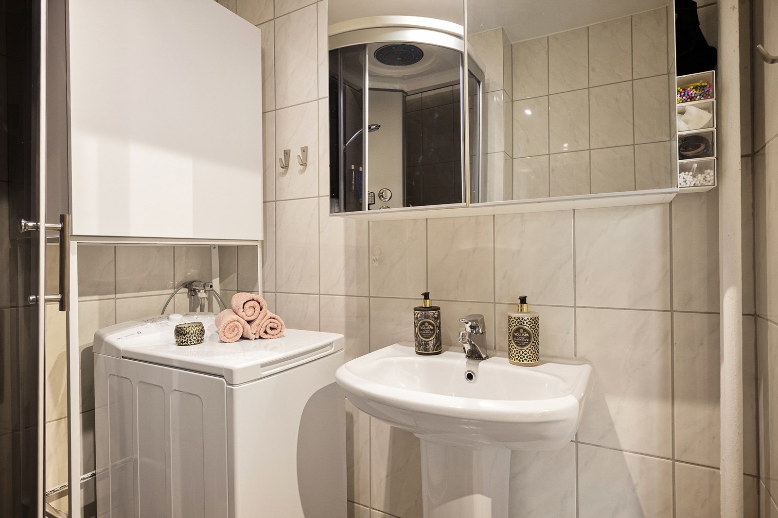 Innredning og garnityr på bad består av toalett (2021), dusjkabinett (2023) og søyleservant med ettgreps blandebatteri. Galleribilde