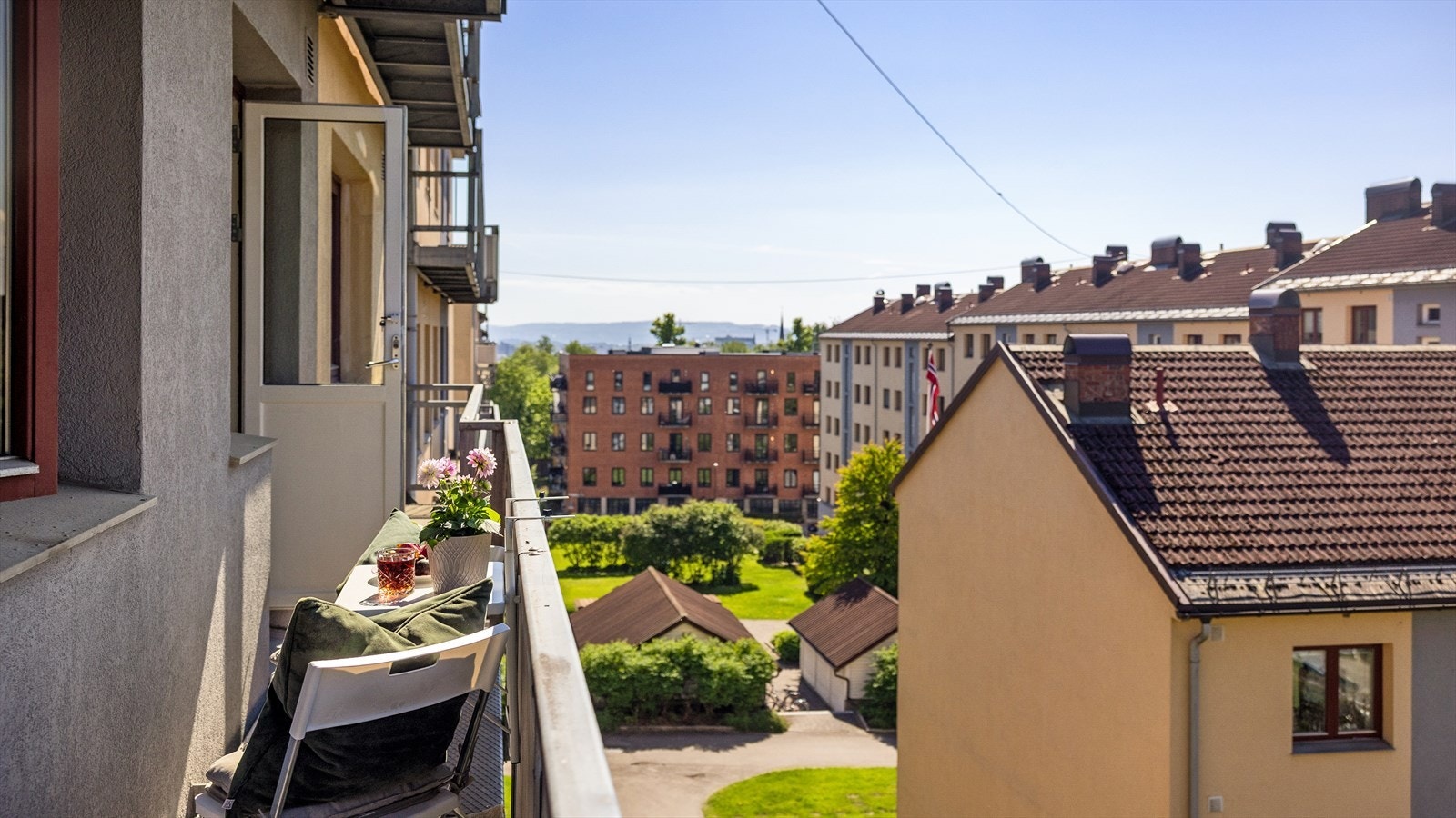 Brannbalkongen og leiligheten vender mot rolig område. Galleribilde