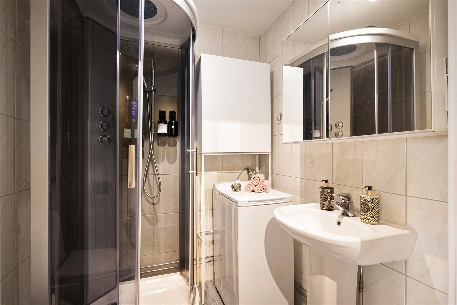 Flislagt baderom fra 2000. Badet har behagelig gulvvarme og opplegg for vaskemaskin. Galleribilde