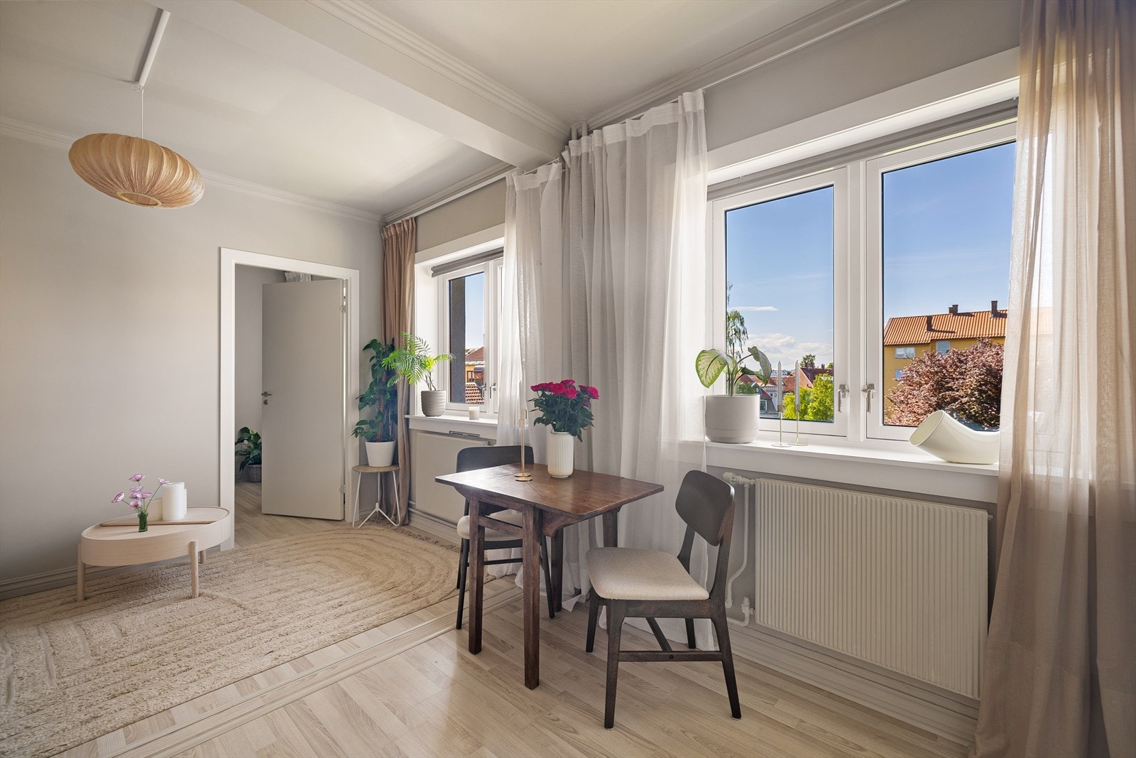 Rommet har store vindusflater med åpent og fritt utsyn. Galleribilde