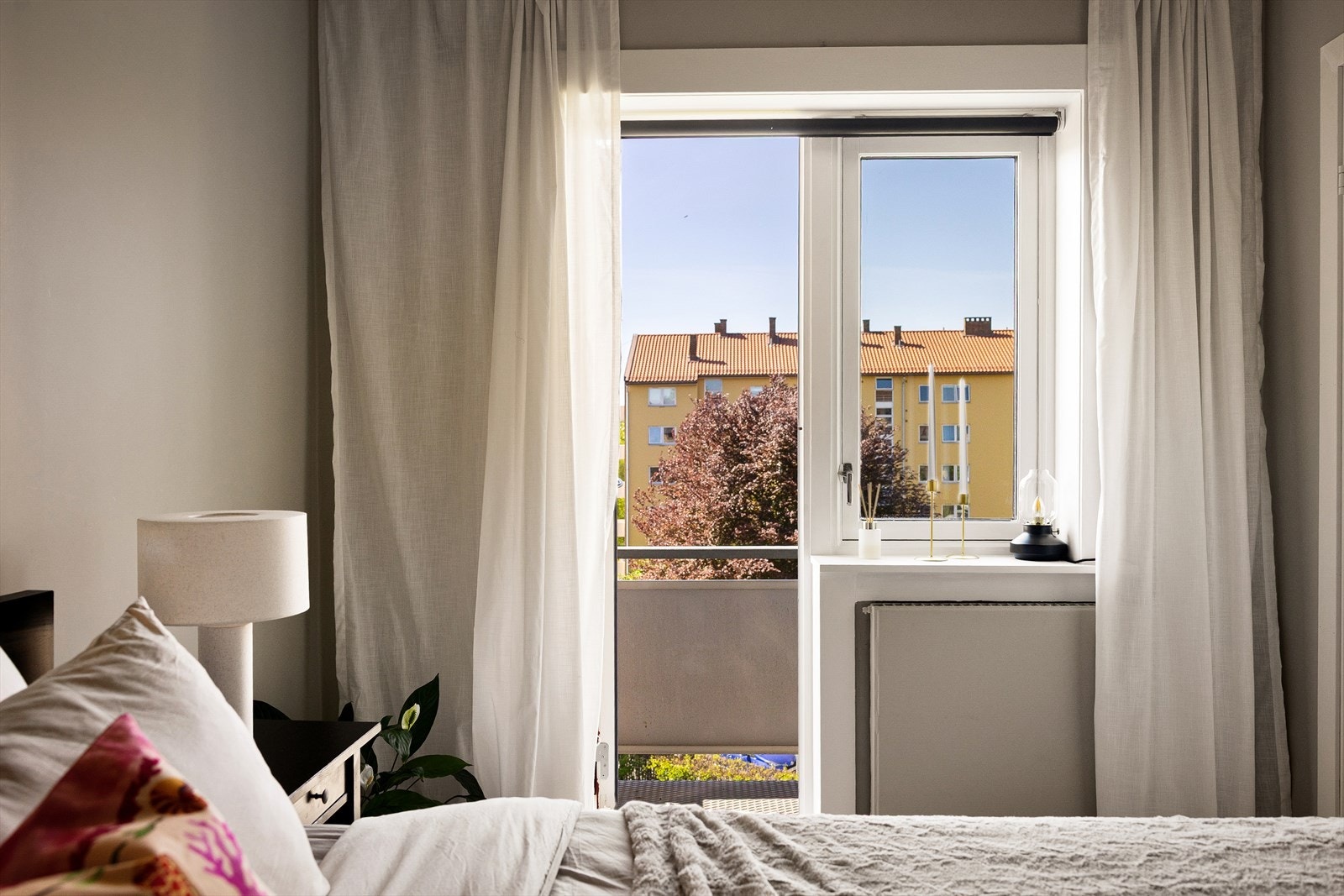 Fra soverommet er det utgang til brannbalkong. Galleribilde